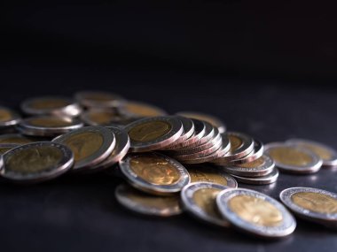 Kara Arkaplan Yığını, Para Nakit Sembolleri, 2023 Yeni Yıl için Yatırım Tasarruf Parası, İş veya Finans Değişimi kavramı. Büyüme Mevduatı.