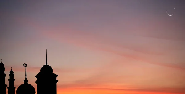 Meczety Kopuła Półksiężyc Zachód Słońca Zmierzch Tle Nieba Islamski Nowy — Zdjęcie stockowe