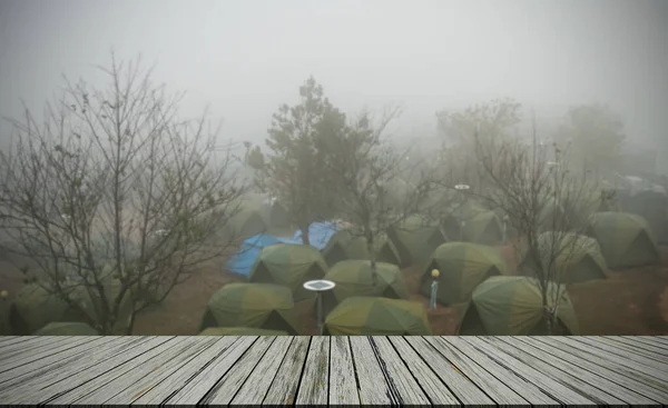 Leerer Tisch Auf Verschwommenem Campingzelt Wald Mit Wetternebel Der Morgendämmerung — Stockfoto