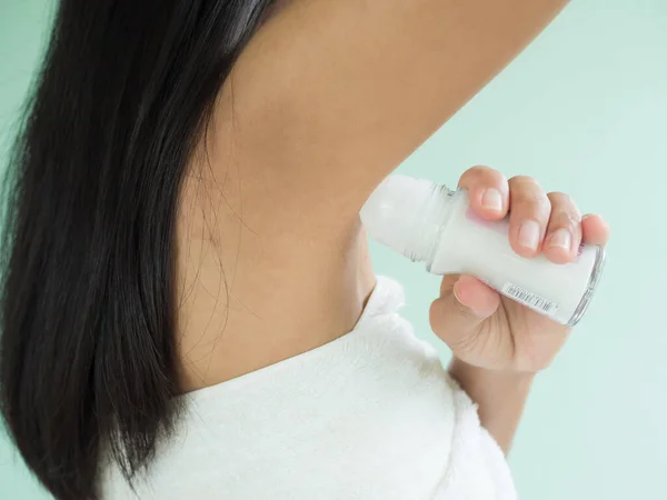 Mujer Aplicando Desodorante Roll Armpit Shower Green Wall Cement Chica —  Fotos de Stock