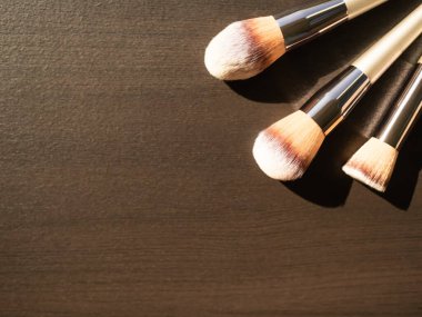 Makyaj fırçası Boş Alan Tahta Arkaplan, Kadın Güzelliği için Boya Fırçası Makyaj Aracı, Yüz Pudrası Uygula.