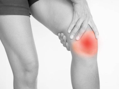 Diz Ağrısı Eklem Kemiği Yarası, Vücut Genç Kadın Siyah ve Beyaz Fotoğrafı, Yaralı Bacak Ache Krampı, Tıp Sağlığı Konsepti.