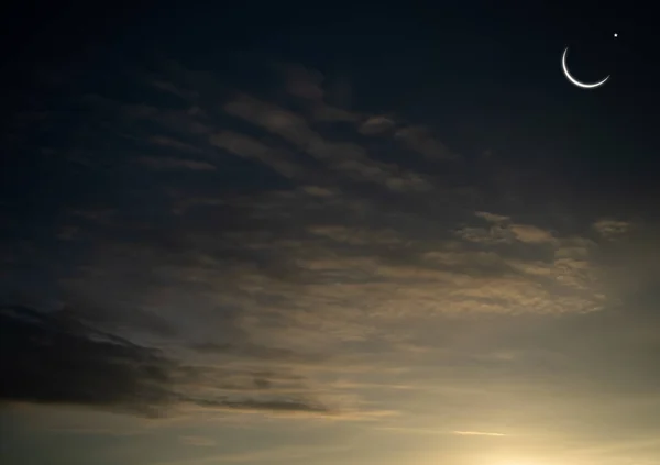 穆巴拉克 拉马丹月穆斯林月亮符号 新月和夜空中的星星 黄昏橙色粉红夜晚背景 宰牲节的黄昏自由空间 宰牲节 Muharram宗教 — 图库照片
