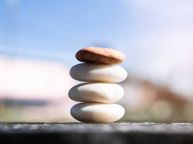 Koyu Çimento zemininde taş yığını Görüntü Doğa 'da Piramit Zen Çakıl Taşı, Denge Kulesi Kaya Spa Felsefesi Meditasyon Budizm Rahatlama İlhamı Sakin Kavram.