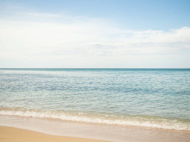 Plaj Kum Denizi Yaz Sahil Sezonu Konsepti, Beyaz Bulut Mavi Gökyüzü Deniz Burnu, Güzel Dalga Yığını Kum Tropikal Turizm Seyahati için Doğa Yolculuğu Bölgesi, Sahilde Su Sıçratma Adası.