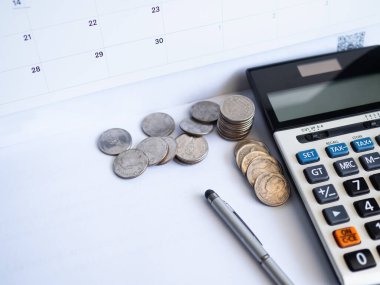 Yığın Para, Kalem, Masa Arkaplanı, Boş Alan, Ofiste Nakit Para, İş Yatırım Mali Sigorta Oranı Numarası Banka, Muhasebe Kredi Vergisi Konsepti.