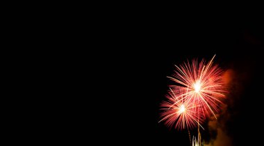 Kara Gök Arkaplanı 'nda havai fişek, Kutlama Partisi Mutlu Noeller ve Mutlu Yıllar Festivali, Işık Parlak Bokeh Altın Soyut Patlama Yıldönümü Yıldönümü Duvar Kağıdı, Renkli Gece.