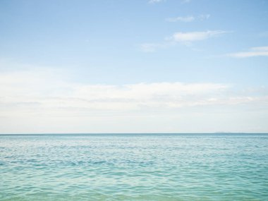 Deniz Yaz Arkaplanı, Kıyı Mavi Deniz Mavi Gökyüzü Deniz Burnu, Güzel Su Tropikal Doğa Manzarası, Pürüzsüz Dalgalı Sakin Duvar Kağıdı ile Beyaz Bulut Turizm Tatili İçin Rahat Seyahat Günleri.