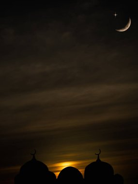 İslami Mimarlık Arkaplanı, Hilal Ay 'lı Camiler ve Hilal Yıldızlı Gökyüzü Kara, Dikey Ramazan Silueti Günbatımı, Arap Müslümanları, Yeni Yıl Muharramı, Mübarek Bayramı, Mübarek Bayramı