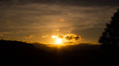 Gölge Dağı Doğa Manzarası Arkaplanlı Günbatımı, Altın Bulut Gökyüzü Güneş Işığı Oragne, Turizm Turizmi Yaz Gezisi Tatil Konsepti.