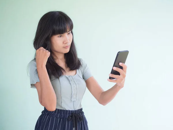 Жінка Селфі Фотографія Телефоном Зеленому Тлі Щаслива Дівчина Відеодзвінок Мобільного — стокове фото