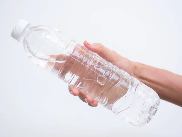 白底塑料瓶中的纯矿泉水 手握小杯水的妇女 自然食品换生活 健康饮食或环境 夏季概念 — 图库照片