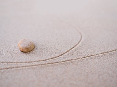 Zen Bahçesi Japonya Sakin Doğa Arkaplanı, Doku Çizgisi Üzerinde Soyut Çakıl Taşı Sahil Tasarımı, Daire Taş Spa Aromaterapisi, Japon Budizm Meditasyon Dengesi, Kum Çölü Rahatlama Dengesi.