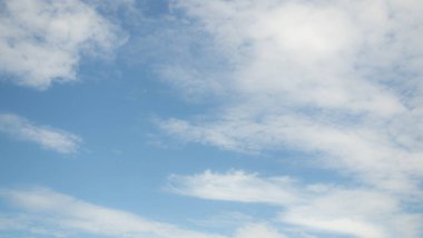 Bulutlu Mavi Gökyüzü Arkaplanı, Parlak Gün Işığı Açık Güzel Yaz Bulutlu, Hava İklimli Bulutlu Cennet Bulutlu Güneş Işığı Atmosferi Güneşli, Duvar Kağıdı için Güzellik Doğası.