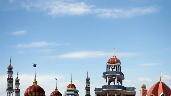 モスクドーム夏のラマダーン月の青空背景 イスラム教の新年ムハラム イスラム教の宗教シンボルアラビア語 イード イード フィトル ムバラク カレーム 聖なるムスリム ムバラク神の月ムハリード — ストック写真