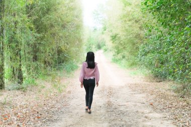 Yalnız Genç Kadınlar Kırsal Ormanda Yolda Yürüyor Park Arazisinde Izgara Yolu Kırık Kalp veya Turizm Seyahati Yaz Tatili Kavramı.