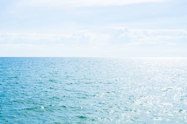 Deniz Okyanusu Ufku Su Arkaplanı, Doku Şablonu Görünümü Mavi Dalga Mavi Kısaltma Hala Caost 'ta, Arkaplan Tropikal Yaz Denizi Bulut Mavi Gökyüzü Güneş Işığı Günü, Güzel Manzara.