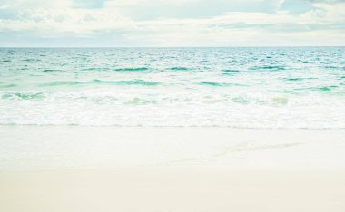 Deniz Kıyısı Suyu Yazı ve Mavi Gökyüzü Arkaplanı ile Kumsal Kumu Sahilde Dalgalı Okyanus Adası ile Bulut Beyaz Turizm Seyahati Yaz Tatilleri için Güzel Deniz Burnu Doğa Alanı.