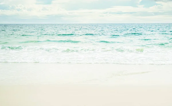 Пляж Морською Береговою Водою Літо Блакитне Небо Позаду Хмаровий Білий — стокове фото
