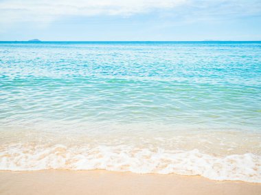 Deniz Arkaplanı Kumsalı, Beyaz Dalga ve Mavi Okyanusla Sahil Yazı Turizm İçin Güzel Deniz Pelerini Turistik Tatil Doğası, Sahil Bahçesi Doğal Duvar Kağıdı Adası.