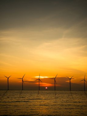 Rüzgar Değirmeni Çiftliği Offshore, Deniz Günbatımı Arkaplanı Enerji Gücü, Okyanus Su Doğası Sürdürülebilir Elektronik Santral, Türbin Yel Değirmeni Teknoloji Endüstrisi Gündoğumunda Elektrik, Siluet Yenilenebilir.