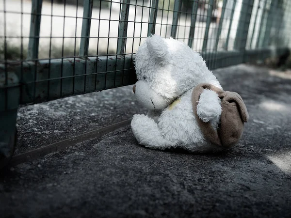 泰迪熊坐在水泥文具盒上 象征虐待儿童 悲伤的家庭 暴力情感恐惧 破碎的心 忧虑的概念上 — 图库照片