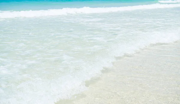 Zee Oceaan Het Strand Achtergrond Witte Zand Golf Blauw Water — Stockfoto