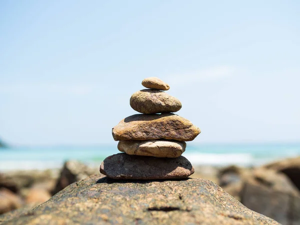 Stack Stone Kiesel Wachstum Auf Verschwommenem Meereshintergrund Konzept Spirituelle Stabilität — Stockfoto