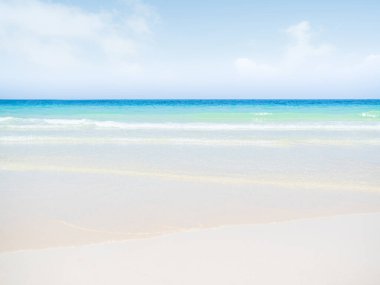 Plaj Kum Denizi Yaz Arkaplanı, Beyaz Dalga Suyu Mavi Okyanus Kıyısı Tropikal Deniz Burnu Güzel Ufuk Cenneti Sahil Adası Koh Larn Tayland, Turizm Turizmi Doğa Seyahati Tatilleri.