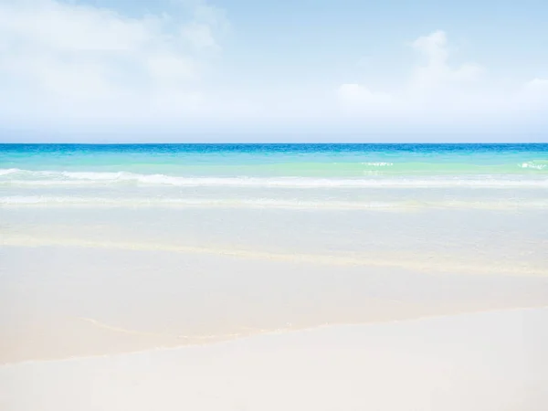Praia Areia Mar Verão Fundo Onda Branca Água Costa Azul — Fotografia de Stock