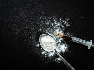 Uyuşturucu İğnesi Şırıngada Kara Tahta Arkaplanlı Kaşık Bağımlılığı Yasadışı Narkotik, Suç Konsepti, Sağlık İlacı Aşırı doz Bilim Tedavisi, Ölüm, Kokain.