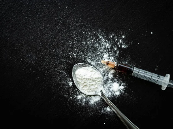 Βελόνα Ηρωίνης Σύριγγα Σκόνη Addict Κατάχρηση Κουτάλι Φόντο Μαύρο Ξύλο — Φωτογραφία Αρχείου
