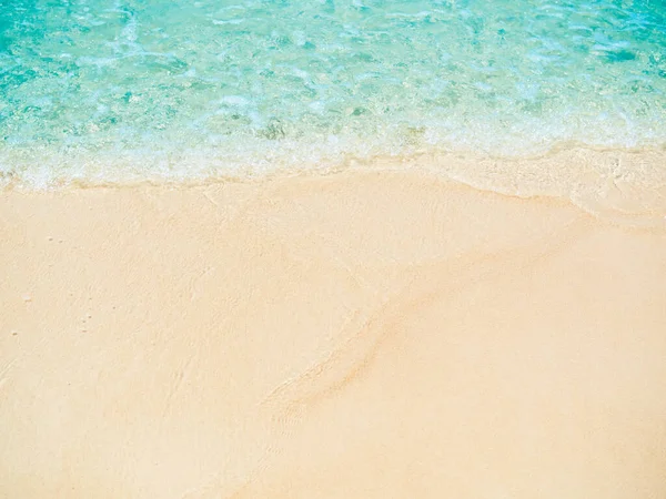 ビーチサンドの背景に海 白い泡波波海岸でブルーショア夏の海辺穏やかな テクスチャ砂 観光休暇のための美しい壁紙リラックス旅行休暇トロピカルアイランド — ストック写真