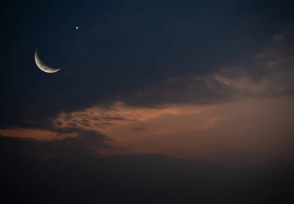 三日月の空の夜の背景 星の平和的なダークブルーゴールドミッドナイト シンボルEid Mubarak Adhaラマダーンイスラム教の夕暮れ 宗教イスラム教徒ムハラームマジェスティックグリーティング — ストック写真