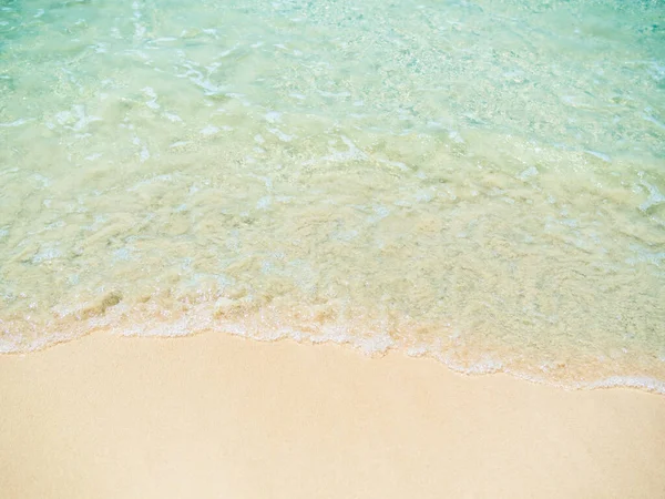 砂のビーチの背景に海の海 白い泡波水夏の海岸穏やかな自然 海岸島での熱帯砂タイ ホライゾンパラダイス美容シースケープ 観光旅行のためのリラックスした休暇 — ストック写真