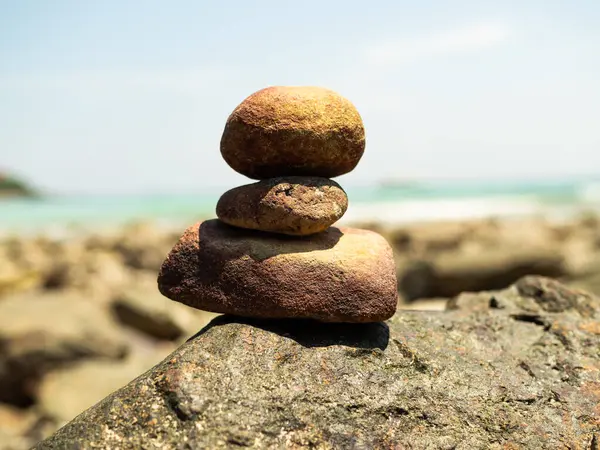 Stack Stone Kieselsteine Zen Balance Mit Verschwommenem Wasser Meer Strand — Stockfoto