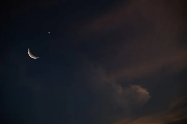 有星光背景的斋月新月夜空 半月形阴霾伊斯兰穆巴拉克 卡里姆自然 神秘信仰阿拉伯宗教 神秘的拉马丹神圣月穆斯林阿达哈 — 图库照片