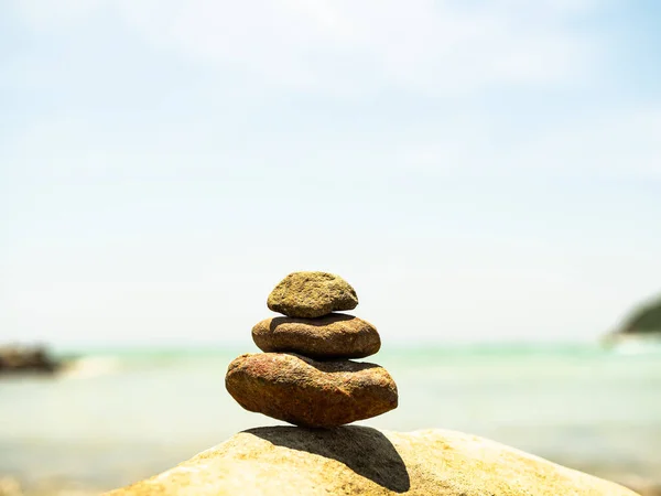 Stack Stone Zen Balance Stone Beach Blur Sea Water Background — Fotografia de Stock