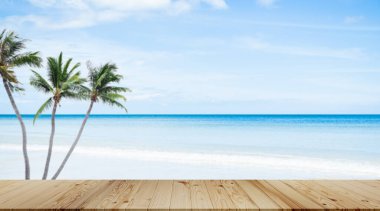 Sahildeki Deniz Kum Sahilindeki Yaz Masası, Güneşli Açık Hava Sahili 'ndeki Güverte Tahta, Ağaçlı Bulanık Okyanus Palmiye Bahçesi Doğa Manzarası, Sahil Adası' ndaki Duvar Masası Sahnesi.