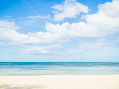 Plaj Bulanık Denizi Okyanusu Arkaplanı, Beyaz Kum Yazı Dalgalı Su Sahil Güzellik Bahçesi, Sahil Gökyüzü Dokuma Turizm için Çöl Doğası Tatil Tatili, Deniz Burnu Adası