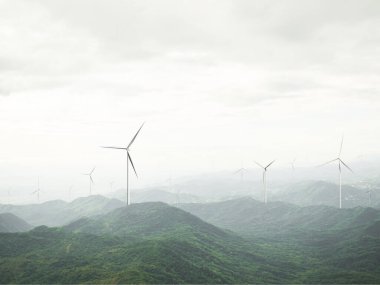 Yeşil Dağ 'da Enerji Rüzgârı Değirmeni Türbini Gücü, Elektronik Teknoloji Üretici Yel Değirmeni Endüstrisi, Elektrik Çiftliği Yenilenebilir Çevresel Santral Park Alanında, Co2 Doğal Elektrik Santrali.