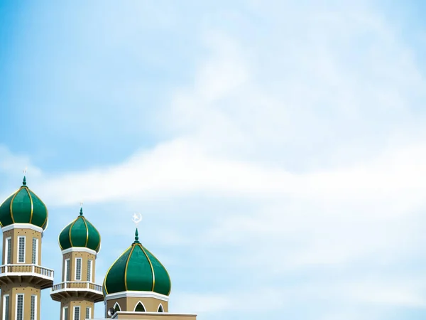 ムスクドーム青い空の背景にシェイク ラマダーングランド アラブ首長国連邦イスラム建築イスタンブールトルコナマズ神旅行ビルイードZayed Kareem挨拶アブー 預言者マスジド ムハンマド アラビア — ストック写真
