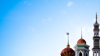Mavi Gökyüzü Arkaplanı 'nda Cami Kubbesi Şeyhi Ramazan Büyük Uae, Soyut Arap Emirlikleri İstanbul Türk Emirlikleri Mimarı Namaz Türk Tanrısı Seyahat Manzara Binası, Kurban Mübarek Zayed Kareem.