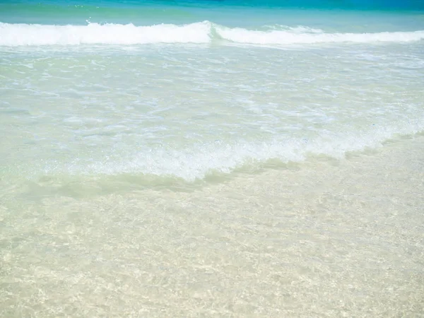 Волновое Море Пляже Песчаный Фон Голубой Берег Летом Тропическая Вода — стоковое фото