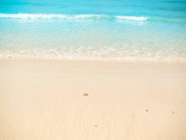 ビーチサンド海の背景 海岸での白い波の泡水 夏のトロピカルネイチャーシーサイド サンディトップビューで穏やかなブルーショア島 観光旅行の休日 — ストック写真