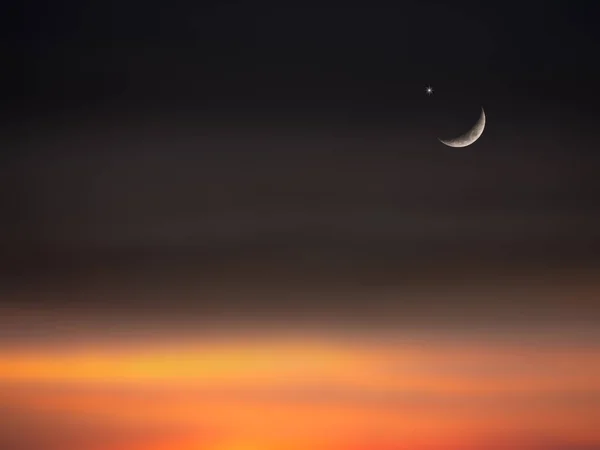 新月月在黄昏夕阳西下背景下的月圆月圆月圆月 星空伊斯兰卡里姆杜乌云暗银河风景 夜晚伊斯兰穆巴拉克拉马齐阿阿拉伯语问候阿拉伯神圣的穆斯林 — 图库照片