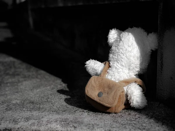 一人テディベア暗い黒い壁の通りに座って 放棄された人形 壊れた心のカップルのための概念 悲しい ロンリー 国際的な行方不明の子供たち 悲観的な日 一人で不要なかわいい人形のロット — ストック写真