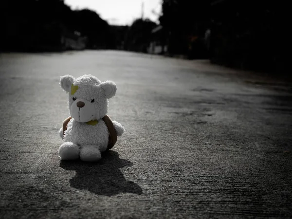 Один Тедді Ведмідь Сидить Темно Чорною Вулиці Покинутою Лялькою Концепція — стокове фото