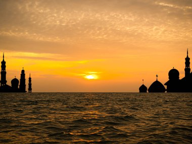 Cami Kubbesi Şeyhi Ramazan Büyük Uae Deniz ve Günbatımı Arkaplanı, Mimari İslami Emirliklerle Gece Gökyüzü Mübarek Ramazan siluet Binası, Kurban Zayed Kareem Ebu 'i selamlıyor.