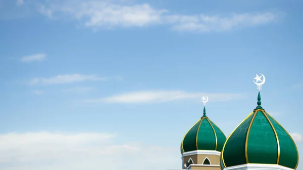 青い空の背景にモスクドーム イスラム教徒のアラブ挨拶ムバラク装飾お祝い幾何学写真 援助ラマダーンZayed Kareem Uae Abuアーキテクチャ イスラム教マスジドサウジアラビアオマーンドバイカタールグランド — ストック写真